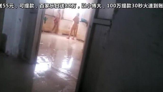 变态哥到女性澡堂偷拍！各种环肥燕瘦大小奶通通入镜...还偷开置物柜偷内衣闻奶香