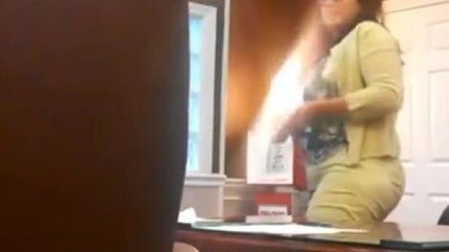 办公室秘书非常乐意帮老闆纾压