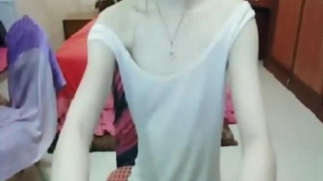 UT チャット ルームでのホットな女の子のストリッピング ビデオ