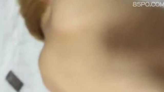 乖宝贝边电话边爱爱，内有福利