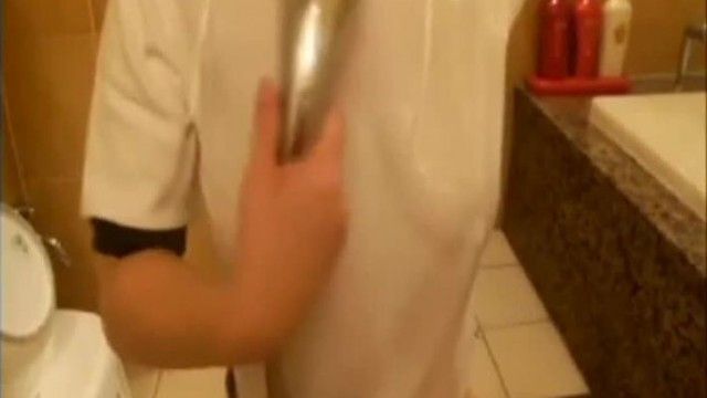 学生妹的体育服太犯规！「穿着沖凉」透出她的巨乳与乳首：又甜又大的大木瓜