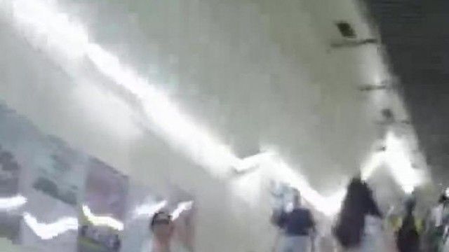 南韩地铁尾随抄底偷拍美腿短裙～20