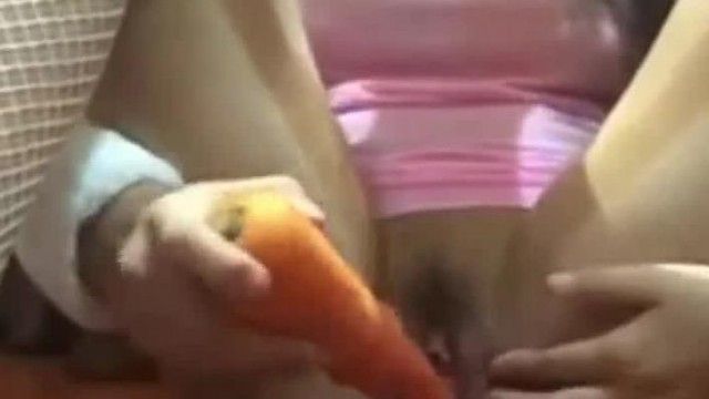 巨乳兔女郎大战胡萝蔔 还战到喷水了呢!