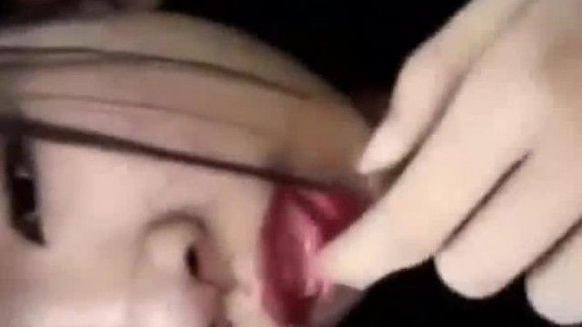 가슴이 작은 로리 소녀, 아직 머리카락도 자라지 않았으니 먼저 유혹하는 법을 배워야합니다