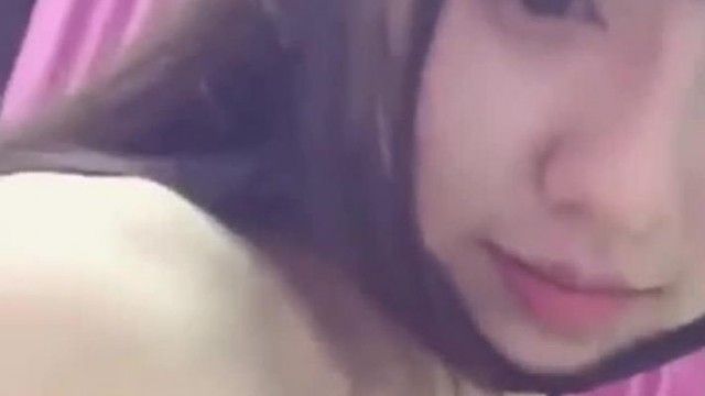 本土优质女「宝弟」揉奶露逼自拍流出 还有白白的液体是什么啊