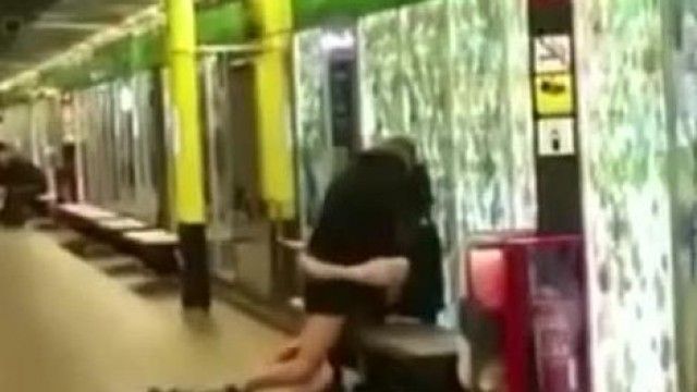 【欧米】若者は衝動的ですね～地下鉄から降りて椅子に座ってセックスし始めます～見物人完全無視～裸の相手しか居られませんよ～
