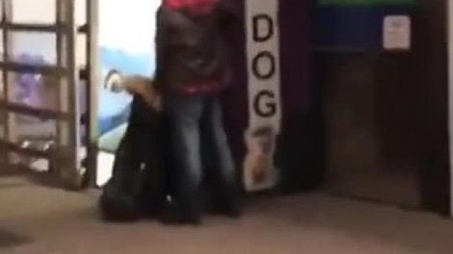 [欧美] 男友下面痒痒~女友当街开舔!!舔到警察来了都不知道~