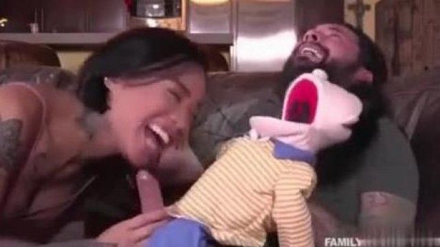 [欧美] 腹语娃娃性慾高涨~刺青妹妹看傻了直接帮他吹吹~