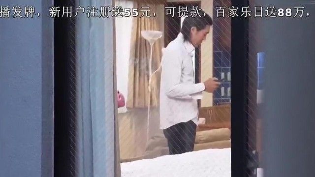 向かいに住む妻、リミ・ユリア