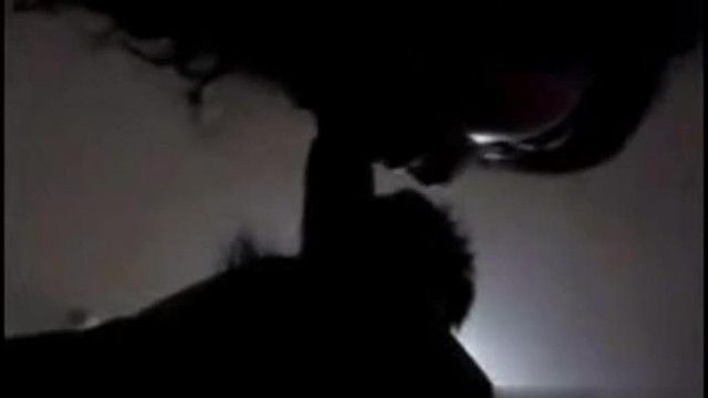 女友自己摸到高潮后再叫男友舔她小穴.还说已很湿了