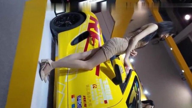 成都車展一個沒穿內褲的大胸美模,整理胸罩時候裙底走光了,透過連褲襪清晰看到饞人的陰毛