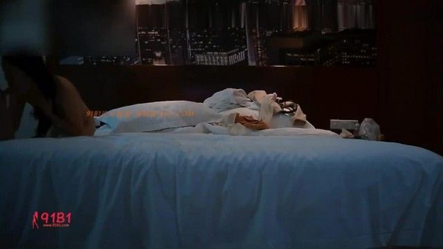 漂亮美女白领,约出来一起吃饭看电影后忽悠到酒店干她,美女激烈反抗,扒掉裤子插进去后瞬间被征服
