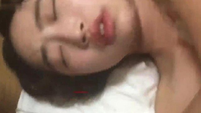 夜店迷醉高颜值漂亮嫩妹带宾馆肆意玩弄 摘下戴的套还是直接操吧 爆射一身干的真带劲 完美露脸