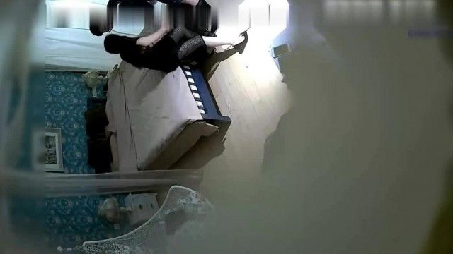 酒店摄像头偷拍时尚气质的长发美女少妇酒店和情人开房偷情啪啪,跪在地上吃鸡巴
