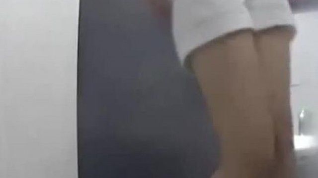 外站流出坐厕偷拍看打扮这应该是白领居多短发气质美女应该尿内裤了扯了好多纸擦逼-上