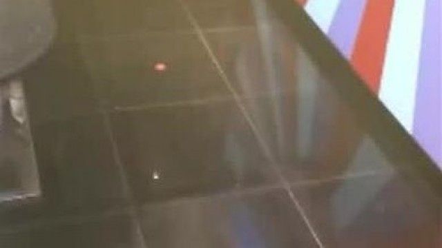 背が高くてセクシーなロングヘアのホワイトカラーの美女は、仕事の後、ハンサムな男性同僚と飲みながら歌うためにエンターテインメントクラブに行きました。楽しんだ後、二人はコーヒーテーブルの上に立って歌って性交しました-1。