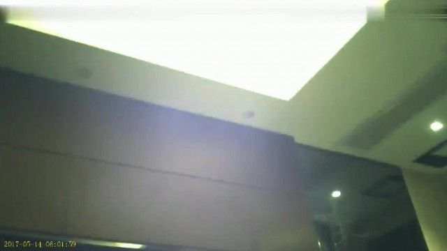 A rich boy from a star-rated hotel battles with a model-level peripheral girl in black stockings, high heels and long legs. She changes her tricks and fucks her one after another. She is sweating while filming and having sex.