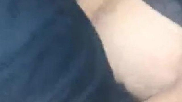 母と娘は社交的な男とKTVでデートする。母親は40代でもまだ魅力的で、男はちょっとエディプスっぽくて、熟女を後ろから犯す。