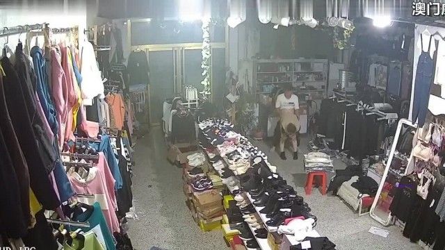 10월의 쇼핑몰 감시 영상에는 매장 문을 닫은 후 의자에서 섹스를 하는 사장과 계산원의 모습이 담겨 있습니다.