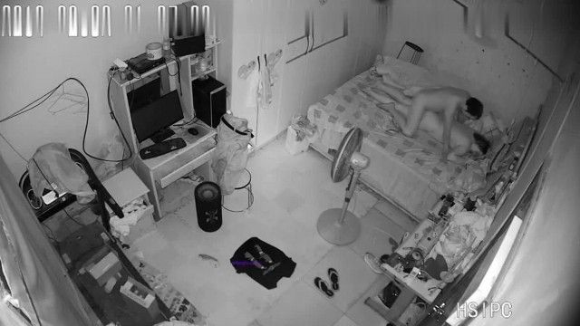 9月の新たなリークにより、ハッキングされた家庭用ウェブカメラが賃貸住宅での移民カップルの性生活を密かに撮影していたことが明らかになった。