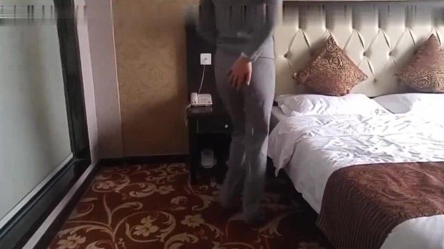 ホテルのロビーには女性支配人が来て、大口顧客に丁寧な腎移植サービスを提供する。