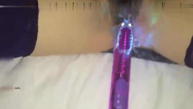 真實迷姦系列第二部-微信約開本田汽車的性感美女出來吃飯,趁機下藥帶到酒店和朋友一起玩弄啪啪,各種玩