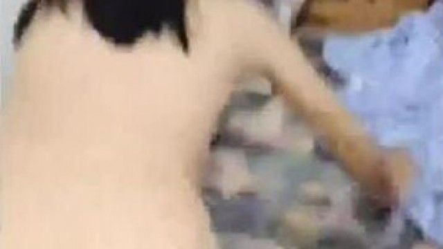 逍遥龙哥团队出租屋搞白虎小妹兵哥嚼着槟榔被亲了个香吻像吃了春药狂干小妹-1