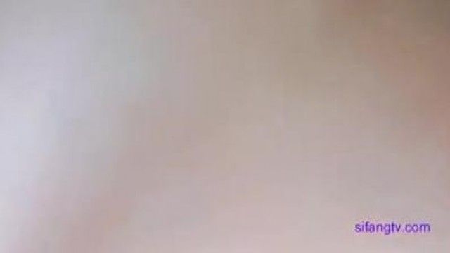 큰 자지로 잘생긴 남자를 유혹하고 야외에서 섹스. 만족스럽지 못해서 방으로 이동해서 두 번째 섹스를 하고 나면 콘돔 없이도 안에 정액이 많이 나온다.