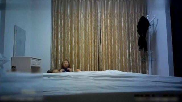 下着のお兄さんはストッキングを引き裂いて、黒ストッキングを履いた173cmのマリアを犯しました。後ろから犯されると大声で喘ぎ声が出ます