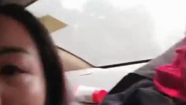 骚妇『哭了会怀孕』首次户外啪啪与炮友大街上车震 黑丝骚货挺会玩 深喉爆操淫语浪叫求大J8干死她