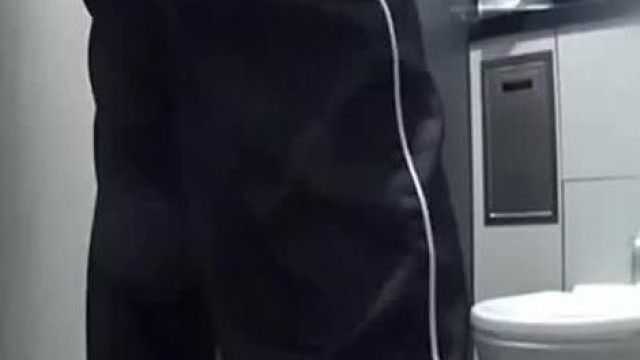 オフィスビルの女子トイレの洗面台の下にカメラを設置し、美女のおしっこを隠し撮りしていたことが外部サイトに流出 そこにはマン毛がたっぷり生えた美女が何人もいて、見ていて興奮する - 1