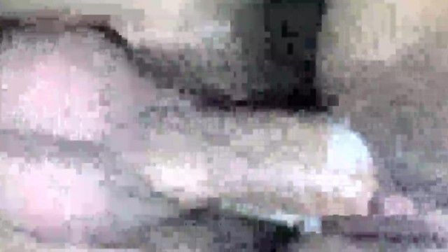 清纯文静的气质长发性感美女和男友酒店激情啪啪进镜头自拍,逼毛刮得真干净,干完后还拿着鸡鸡往里插
