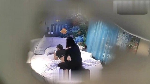 偷拍大学美女和新男友开房