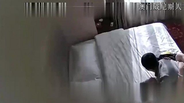 賓館偷拍聽對話是還在上班的良家少婦偷偷和情人開房 正操時突然2次接到客戶電話