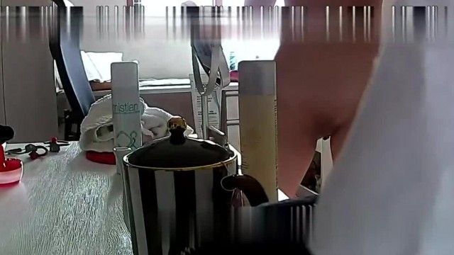 偷拍整容美女浴后全裸擦护肤品