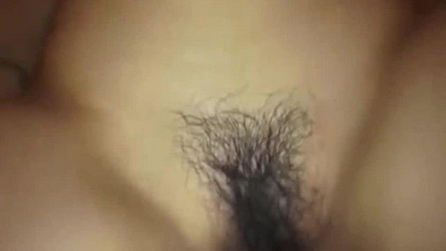 コード化されていないホテルの眼鏡をかけた男性とそのガールフレンドがセックスしており、ホテルのピンホールカメラで27分間撮影されていた