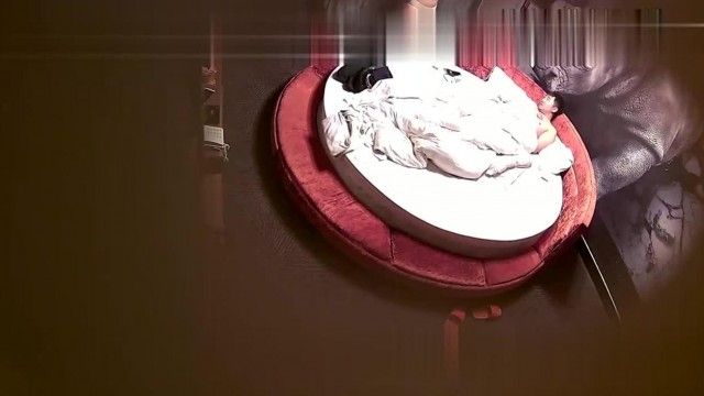情境劇精品飯店大圓床偷拍中年事業男和少婦開房偷情搞完抽口煙後篇