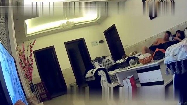 360监拍中年夫妻沙发扒下老婆的内裤爱爱