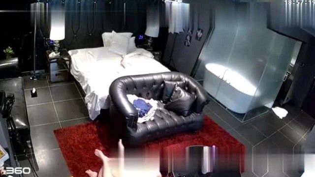 豪华套房性福眼镜男玩操前凸后翘长发女友奶子又白又大趴在沙发上高高翘起屁股刚插入就说疼疼疼