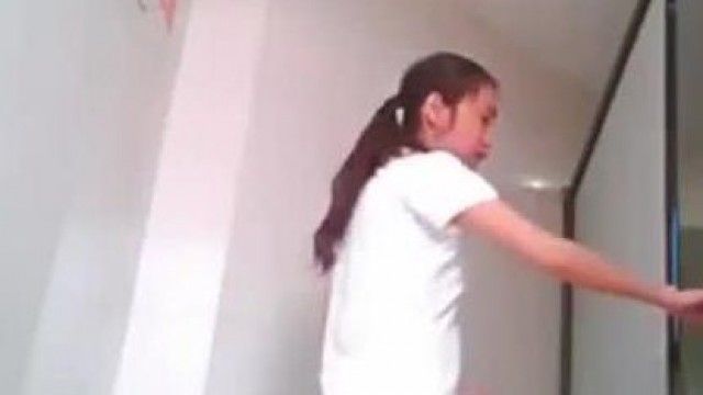家庭内の公衆トイレを定点撮影し、各界の美女たちを映し出す。