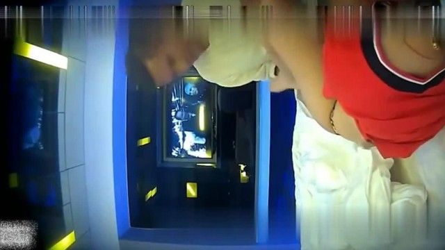 この男は女の子といちゃいちゃする方法を持っています、彼はただ彼女のパンティーを脱がせて、そして何も言わずに彼女を性交します