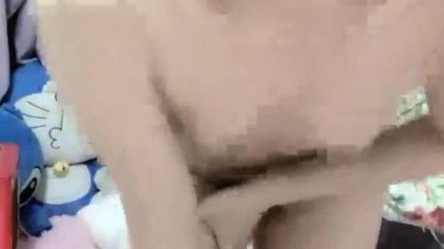 学舞蹈萝莉贫乳萌妹子全裸诱惑 脱掉衣服站立一字马后弯腰毛毛挺多 很是诱惑喜欢不要错过
