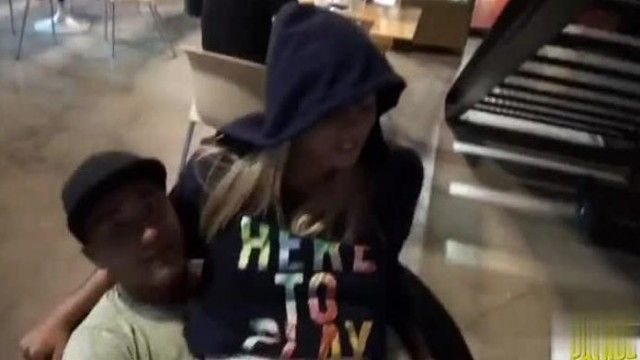 レストランでの公開セックス