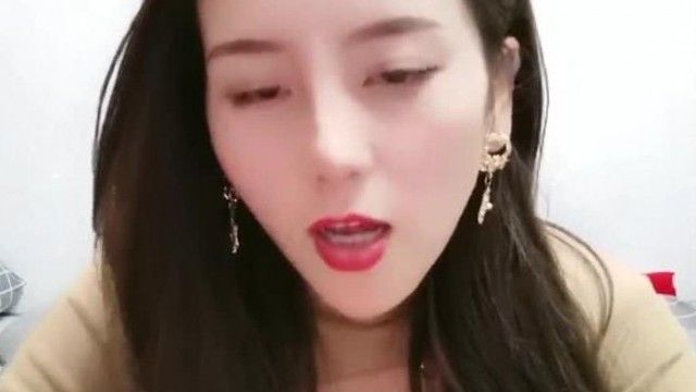 生放送中に濡れた服を披露するイケメン美女が情熱的にオナニーします。