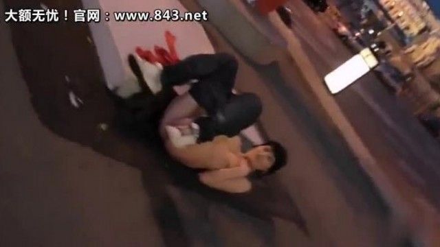 妹子你怎么了？路边晒美乳当街抠抠乐！手指搓揉寻找刺激快感：好想掏出来帮她