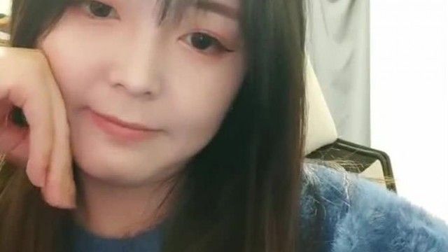 아름답고 통통한 어린 소녀 Strawberry Bear 라이브 방송 쇼, 열정적 인 이중 구강 섹스, 매우 유혹적