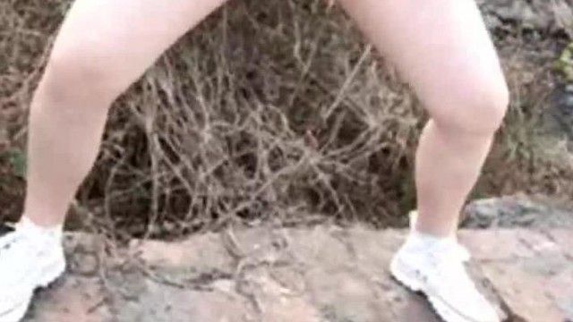 母狗在街上漏出被操，吓跑一个男人。。。无奈