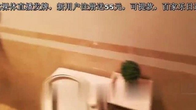한 남자가 아내 안에 질내사정을 하고 화장실에서 그녀와 섹스할 수밖에 없다.