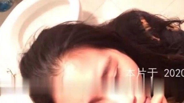 妹妹在厕所里给我口，好刺激阿