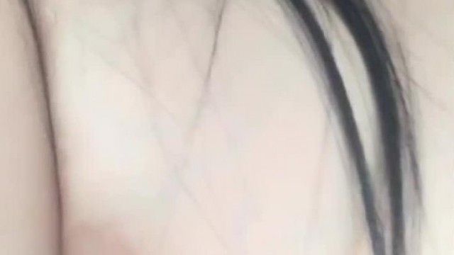 어린애 같고 큰 가슴의 미인 앵커 우먼 D1028은 흰 피부의 큰 가슴, 자위 및 분출을 과시하기 위해 돈을 지불하며 쇼는 매우 유혹적입니다.